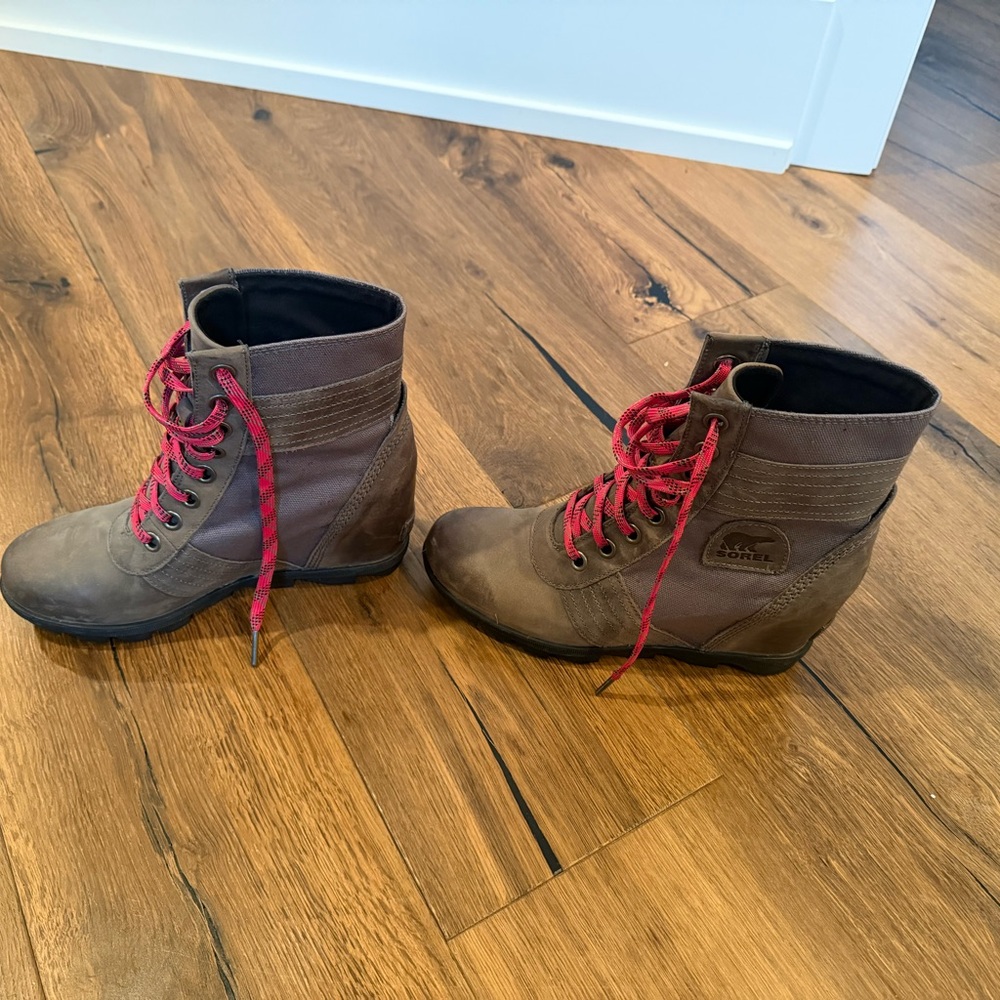 Sorel Brown Boots with Red Laces